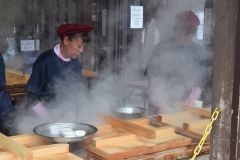 Nơi người dân nấu ăn bằng hơi nước bốc lên từ lòng đất