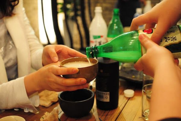 Người Hàn Quốc uống rượu soju thế nào