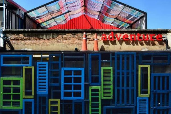 Cận Cảnh Hostel Adventure - Mê Cung Cửa Ấn Tượng Tại Thái Lan