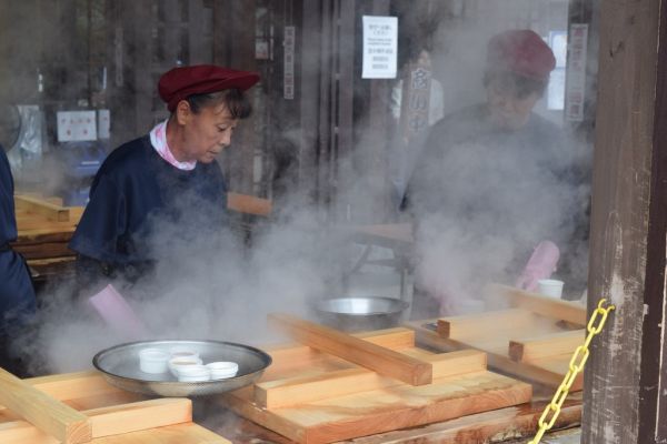 Nơi người dân nấu ăn bằng hơi nước bốc lên từ lòng đất