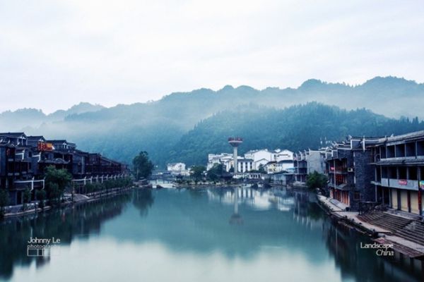 Phượng Hoàng Cổ Trấn Và Bức Tranh Sự Đối Lập Ngày - Đêm