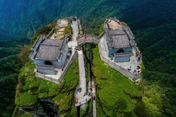 2 ngôi chùa cổ vờn mây trên đỉnh núi tiên