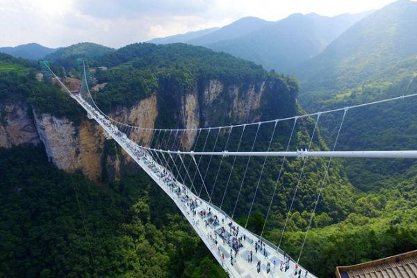 Cây Cầu Kính Cao Và Dài Nhất Thế Giới Mở Cửa Đón Du Khách