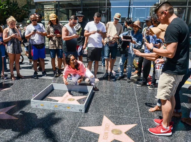 Trong hơn 2.500 ngôi sao trên Đại lộ Danh vọng Hollywood (Los Angeles, Mỹ), ngôi sao Donald Trump được bảo vệ từ những ngày đầu tổng thống đắc cử còn chạy chiến dịch tranh cử. Jamie Otis, một người đàn ông cải trang thành công nhân xây dựng, đã sử dụng búa tạ và cuốc để phá hủy ngôi sao này. Stuff đưa tin Otis sẽ phải chịu trách nhiệm cho tội phá hoại. Ảnh: Twitter. Trong hơn 2.500 ngôi sao trên Đại lộ Danh vọng Hollywood (Los Angeles, Mỹ), ngôi sao Donald Trump được bảo vệ từ những ngày đầu tổng thống đắc cử còn chạy chiến dịch tranh cử. Jamie Otis, một người đàn ông cải trang thành công nhân xây dựng, đã sử dụng búa tạ và cuốc để phá hủy ngôi sao này. Stuff đưa tin Otis sẽ phải chịu trách nhiệm cho tội phá hoại. Ảnh: Twitter.