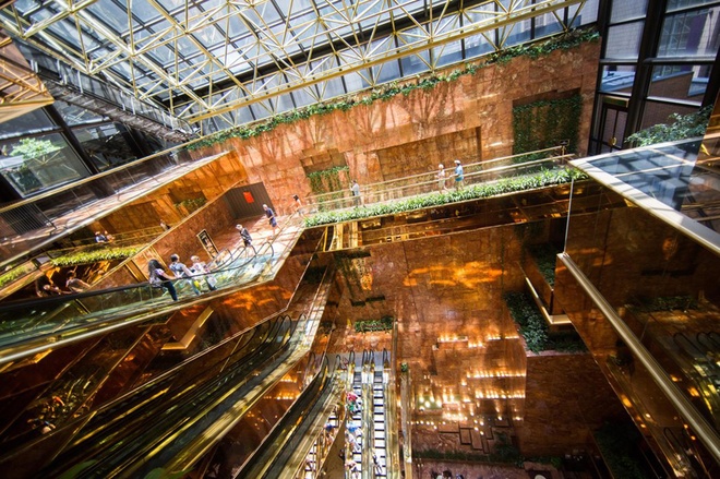 Trump Tower là một tòa nhà 58 tầng nằm trên Fifth Avenue, New York (Mỹ). Sảnh chính của tòa tháp được dựng từ đá cẩm thạch và dát vàng với một thác nước nhân tạo cạnh lối đi bộ. Theo Telegraph, du khách có thể tìm mua áo sơ mi, cà vạt và khuy manchette (khuy măng sét) của dòng thời trang Trump hay những loại nữ trang gắn đá quý trong thương hiệu của Ivanka Trump, con gái tổng thống đắc cử. Ảnh: New York Times. Trump Tower là một tòa nhà 58 tầng nằm trên Fifth Avenue, New York (Mỹ). Sảnh chính của tòa tháp được dựng từ đá cẩm thạch và dát vàng với một thác nước nhân tạo cạnh lối đi bộ. Theo Telegraph, du khách có thể tìm mua áo sơ mi, cà vạt và khuy manchette (khuy măng sét) của dòng thời trang Trump hay những loại nữ trang gắn đá quý trong thương hiệu của Ivanka Trump, con gái tổng thống đắc cử. Ảnh: New York Times.
