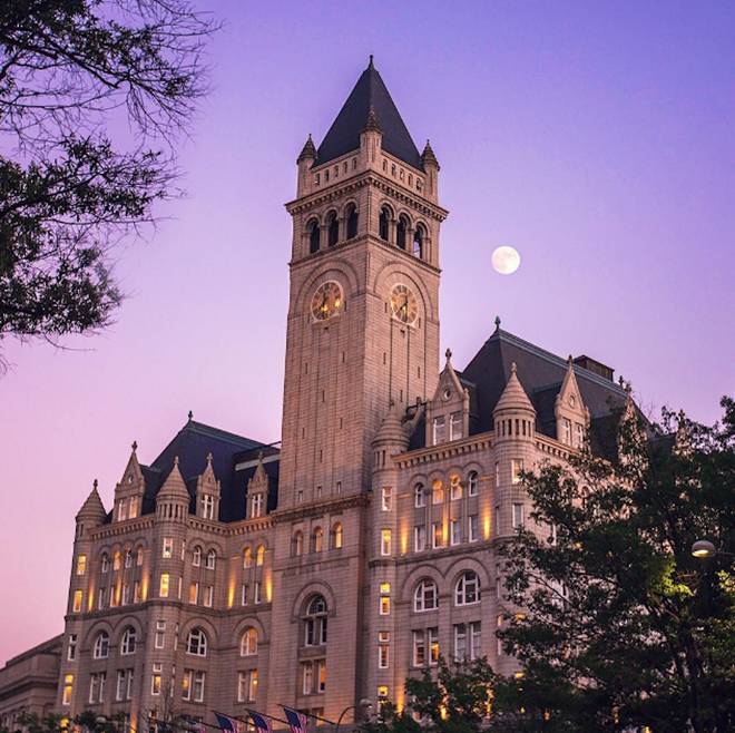 Nằm cách Nhà Trắng hơn một km, Trump International Hotel tại Washington DC (Mỹ) là khách sạn mới nhất trong chuỗi khách sạn của tổng thống Trump. Công trình này được tu bổ lại từ Bưu điện Pavilion từ năm 1899, là nơi tổ chức tiệc khiêu vũ lớn nhất Washington DC với "Phòng khiêu vũ Tổng thống". Giá phòng của khách sạn này từ 460 USD đến 12.000 USD/đêm. Nếu du khách muốn đặt riêng một căn liền kề, giá là 25.050 USD/đêm. Ảnh: Instagram. Nằm cách Nhà Trắng hơn một km, Trump International Hotel tại Washington DC (Mỹ) là khách sạn mới nhất trong chuỗi khách sạn của tổng thống Trump. Công trình này được tu bổ lại từ Bưu điện Pavilion từ năm 1899, là nơi tổ chức tiệc khiêu vũ lớn nhất Washington DC với "Phòng khiêu vũ Tổng thống". Giá phòng của khách sạn này từ 460 USD đến 12.000 USD/đêm. Nếu du khách muốn đặt riêng một căn liền kề, giá là 25.050 USD/đêm. Ảnh: Instagram.