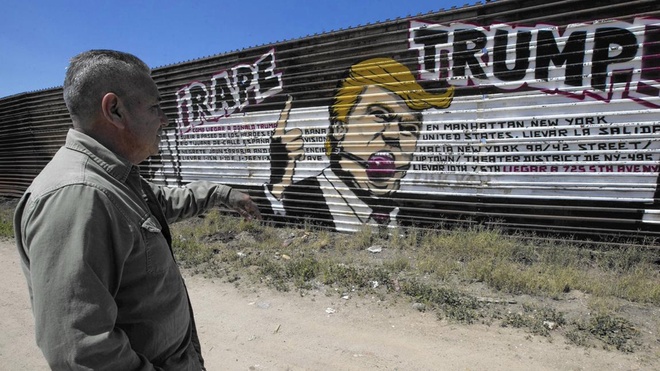 Nếu không phải là người ủng hộ ông Trump, du khách có thể ghé thăm bức tường graffiti về tổng thống đắc cử Mỹ tại thành phố Tijuana, gần biên giới Mexico - Mỹ. Dân chúng trong khu vực nói rằng nhiều du khách đột nhiên kéo đến đây để chiêm ngưỡng bức họa, bao gồm nhiều người Nhật Bản và Trung Quốc. Những họa sĩ đường phố còn vẽ một tấm bản đồ lái xe từ đó dẫn tới Trump Tower. Nếu không phải là người ủng hộ ông Trump, du khách có thể ghé thăm bức tường graffiti về tổng thống đắc cử Mỹ tại thành phố Tijuana, gần biên giới Mexico - Mỹ. Dân chúng trong khu vực nói rằng nhiều du khách đột nhiên kéo đến đây để chiêm ngưỡng bức họa, bao gồm nhiều người Nhật Bản và Trung Quốc. Những họa sĩ đường phố còn vẽ một tấm bản đồ lái xe từ đó dẫn tới Trump Tower.