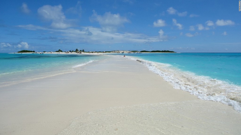 5. Cayo de Agua, công viên quốc gia Los Roques, Venezuela: Bãi biển xinh đẹp này nằm trong Công viên quốc gia Los Roques và được bảo tồn tốt. Đây là nơi lý tưởng để bạn tận hưởng tuần trăng mật, với bãi cát trắng sạch, biển nguyên sơ, tĩnh lặng, không một âm thanh nhân tạo nào ngoài tiếng gió, sóng biển, chim chóc... Ảnh: CNN.