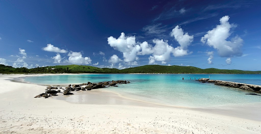 6. Flamenco, Culebra, Puerto Rico: Flamenco có bãi cát trắng mịn trải dài, làn nước trong vắt và những ngọn núi xanh hùng vĩ làm phông nền, đem lại cho du khách một kỳ nghỉ tuyệt vời và những bức ảnh miễn chê. Ảnh: Flickr.