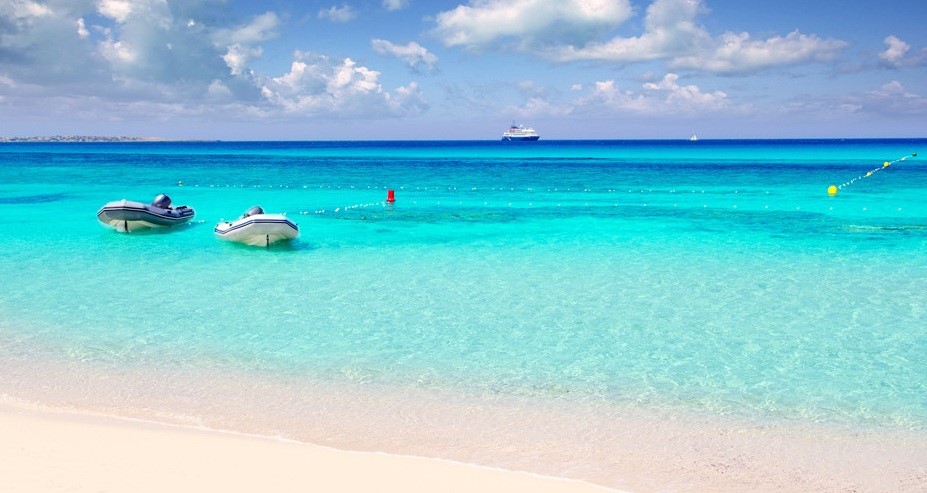 7. Playa de Ses Illetes, Formentera, quần đảo Balearic: Nằm trên đảo Formentera thuộc quần đảo Balearic của Tây Ban Nha, Playa de Ses Illetes gây ấn tượng với nước trong và sạch tới khó tin, cát trắng, cây xanh, những du thuyền xinh đẹp và khung cảnh như thiên đường nơi hạ giới. Ảnh: Creativelunatics.