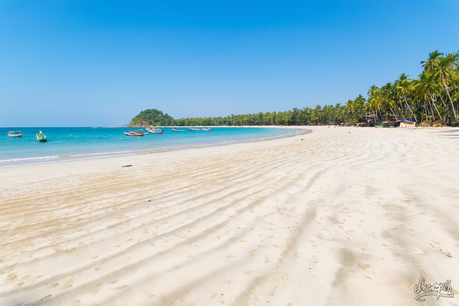 8. Ngapali, Ngapali, Myanmar: Nổi tiếng với những đền đài cổ xưa, nhưng Myanmar còn nhiều điều để du khách khám phá, trong đó có bãi biển Ngapali tuyệt đẹp. Tới đây, du khách sẽ được tận hưởng bãi cát dài hơn 3 km, nước biển trong veo, không gian yên tĩnh, vắng bóng người bán hàng hay những dịch vụ ồn ào, để hòa mình với thiên nhiên. Ảnh: Shoesyourpath.