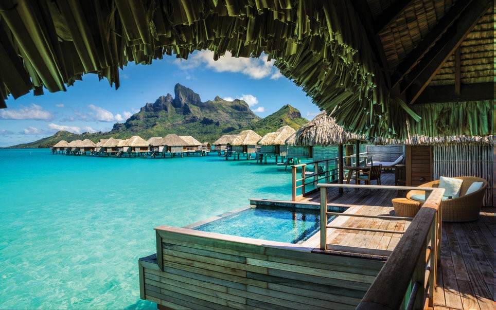 Bora Bora, French Polynesia: Những bungalow mái tranh, làn nước trong vắt lý tưởng cho lặn biển, Bora Bora là một trong những nơi hấp dẫn nhất cho tuần trăng mật. Four Seasons Resort với dịch vụ đi thuyền lúc hoàng hôn và bữa tối phong cách Polynesia là lựa chọn tuyệt vời cho du khách. 