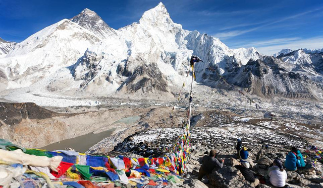 5. Nepal. Trận động đất xảy ra vào tháng 4/2015 đã khiến gần 2000 người thiệt mạng và phá hủy nhiều công trình văn hóa ở Nepal. Ngành du lịch của nước này cũng bị ảnh hưởng nghiêm trọng. Nhưng điều đó không khiến Nepal rơi vào tuyệt vọng, đất nước này đang từng ngày vực dậy sau thiên tai và đã có những kế hoạch tái thiết đất nước. Theo lời khuyên của Lonely Planet, đến Nepal vào năm 2017, không phải để chiêm ngưỡng cảnh quan thiên nhiên hay khám phá văn hóa, mà là một cách để du khách toàn thế giới chung tay góp sức vực dậy nền kinh tế và du lịch của nước này.