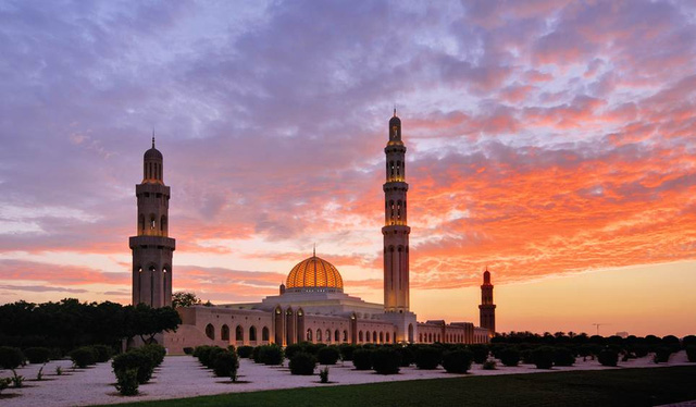 8. Oman. Oman là một quốc gia ở Trung Đông. Tuy không có một cuộc sống hào nhoáng xa hoa như Ả rập Xê út, nhưng Oman vẫn thu hút du khách bởi khung cảnh bình yên, khí hậu dễ chịu và những làng chài nhỏ xinh xắn.
