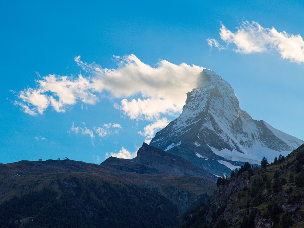 Matterhorn, Thụy Sĩ: Vùng đất nổi tiếng nhất Thụy Sĩ khiến du khách không khỏi choáng ngợp trước dãy núi hùng vĩ trên thị trấn Zermatt xinh đẹp. Matterhorn là điểm đến quen thuộc của những người mê leo núi, thể thao mùa đông hay các nhiếp ảnh gia. Ảnh: Susan Seubert. 