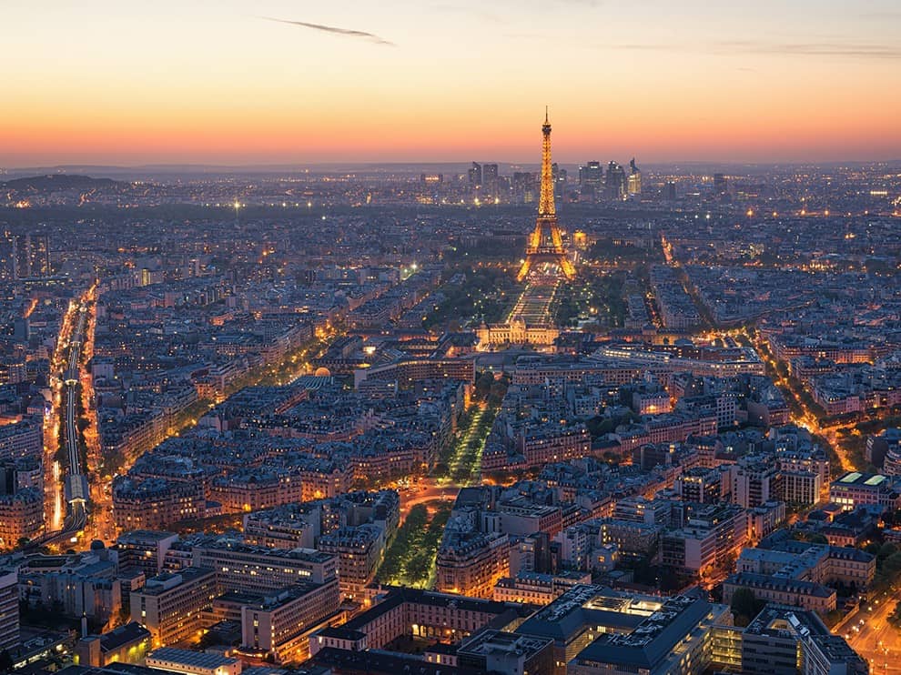 Paris, Pháp: Thành phố tình yêu dưới tháp Eiffel lộng lẫy nhìn từ tháp Montparnasse. Với nhiều người, Paris là điểm đến lãng mạn, nhà của các cặp đôi có thiên tình sử vượt thời gian như Auguste Rodin và Camille Claudel hay Anaïs Nin và Henry Miller. Ảnh: Brian Hammonds. 